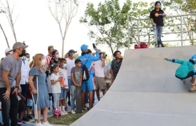 La Gobernadora Elsa Noguera y el Alcalde José Fernando Vargas observando el juego de los niños.