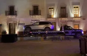 El vehículo abandona con los cuerpos fue retirado del lugar por las autoridades.