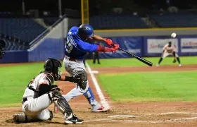 Elier Hernández sacude batazo para Vaqueros. 