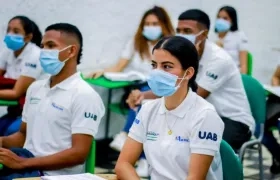 El programa Universidad al Barrio, que en 2021 benefició a más de 2.000 egresados de colegios oficiales, oferta nuevos cupos en la Universidad Distrital Itsa. 