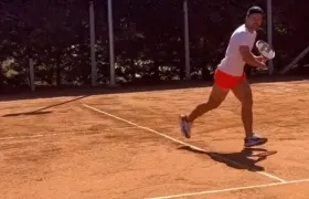Sergio Agüero jugando tenis. 