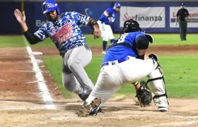 Carlos Martínez anota en jugada cerrada en el home. 