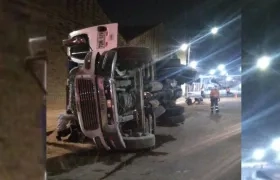 La volqueta al quedar volcada.