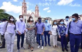 La Vicepresidenta de Colombia, Marta Lucía Ramírez, y el alcalde de Barranquilla, Jaime Pumarejo, durante la visita a la Plaza de San Nicolás.