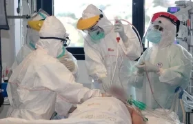 Una persona en una UCI tras estar contagiada por Covid-19. 