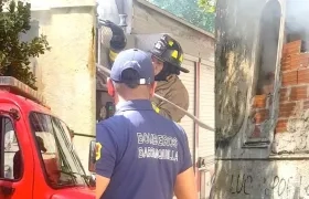 El Cuerpo de Bomberos controlando la situación.