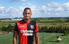 Willer Ditta luce la camiseta de su nuevo equipo, el Newell's Old Boys. 