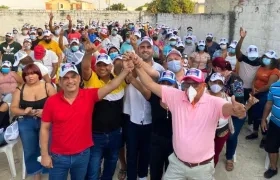 El candidato José Amar rodeado de simpatizantes.