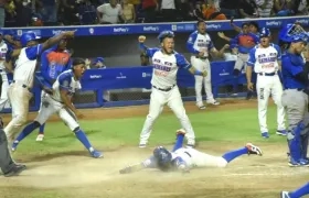Jugadores de Caimanes celebrando la cuarta carrera.