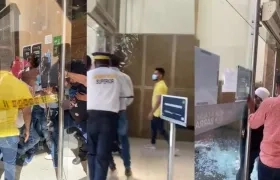 Tensión en la entrada de la Alcaldía. 