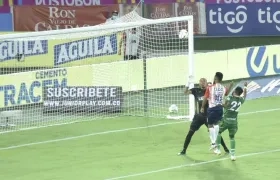 Luis 'Cariaco' González anotando el 3-1 para los junioristas.
