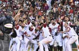 Peloteros de los Gigantes del Cibao celebran una carrera. 