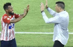 El Dt Juan Cruz Real celebrando con la figura del partido, Luis 'Cariaco' González.