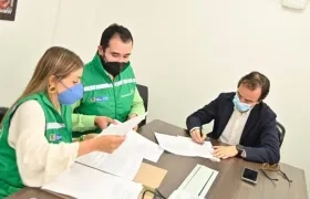 Funcionarios de la SuperSalud notificando la decisión.