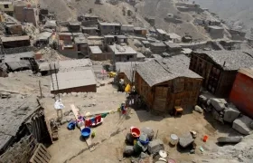 Barrio de invasión en un pasaje de Latinoamérica. 