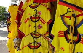Las camisetas son exhibidas en varios puntos a lo largo de la Murillo