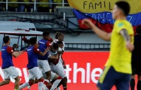 Jugadores de Perú celebran un gol hoy