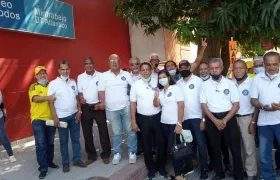 Pensionados realizando el plantón. 