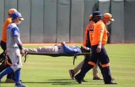Dilson Herrera se retira golpeado del juego. 