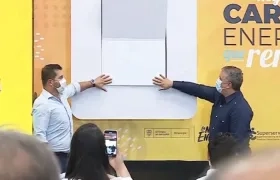 El expresidente Iván Duque oprimiendo el botón para el inicio de operaciones de Air-e.