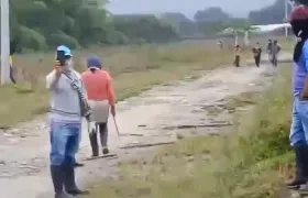 Indígenas realizando la ocupación.  