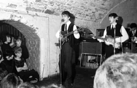 The Beatles tocando en el club The Cavern.