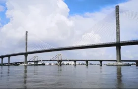 El nuevo y el viejo puente Pumarejo. Éste no permite el paso de barcos río arriba.