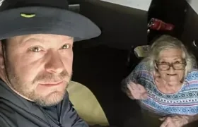 John Lauder junto a su madre.