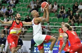 Ernesto Oglivie anota ante la marca de los Corsarios. 