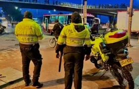 Foto referencia de policías vigilando una zona de Bogotá.