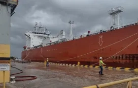 Llegada de barco con amoníaco