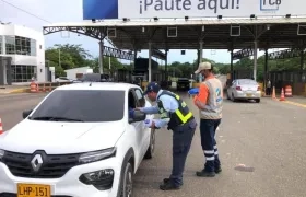 Recomendaciones a un conductor en uno de los peajes.