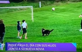 Según el programa El Gordo y la Flaca, la mujer de espaldas es Clara Chia.