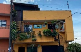 La víctima cayó desde el tercer piso de este inmueble.