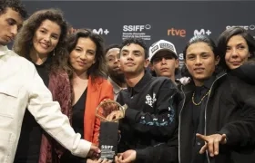 Equipo de 'Los reyes del mundo' con La Concha de Oro.