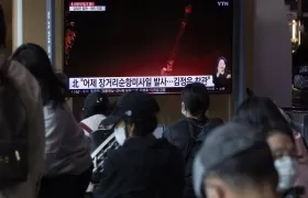   Ciudadanos de Seúl observan las noticias sobre un nuevo misil lanzado desde Corea del Norte.