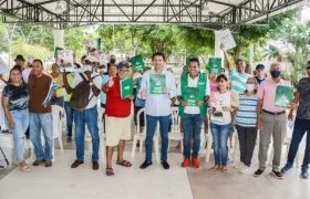 Alcalde Rodolfo Ucrós entregando títulos de propiedad. 