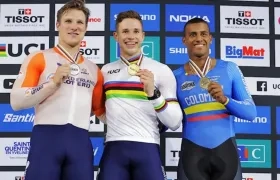 Kevin Santiago Quintero con la medalla de bronce. 