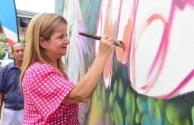 La Gobernadora Elsa Noguera participando en la actividad mural.