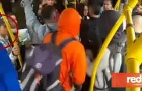 Gustavo Adolfo Agámez (en el círculo) en plena discusión entre pasajeros de Transmilenio