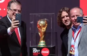 Directivos de la organización exhibiendo la copa.