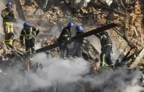 Rescatistas ucranianos retiran escombros de un edificio destruido este lunes por un ataque con drones rusos.