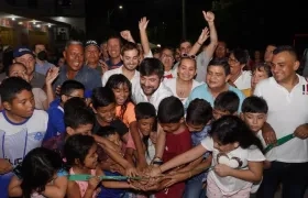 El alcalde Jaime Pumarejo cortó la cinta inaugural de las vías junto a los niños de Sevilla Real.