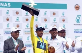 Iván Ramiro Sosa, con el trofeo del campeón. 