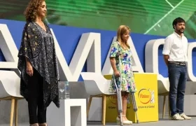 Sandra Forero con la Gobernadora Elsa Noguera y el Alcalde Jaime Pumarejo.