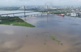 Los promontorios de la 'Isla Pechuga' afloran delante de la Rondón, que se está desintegrando.