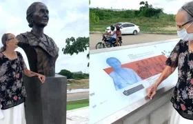 Carmen Mejía Lavalle frente al monumento de su madre en la Ventana de Campeones.