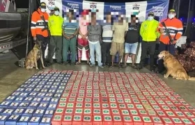 Cocaína incautada y los capturados.