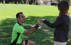 José Luis Rivero le pide matrimonio a su novia. 