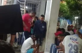 Familiares y amigos de Glenda Nayibe Parra Arenas, en el sitio del atentado.